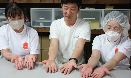 スーパー酵素を作る万成酵素の社員さん写真