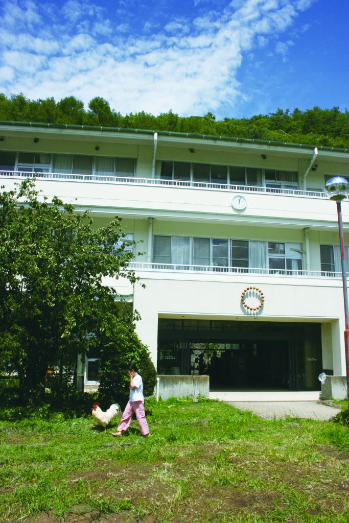 会場となった長野県佐久穂町の大日向小学校