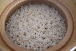 ②おいしく炊けたサイン、カニ穴のできた炊き上がり